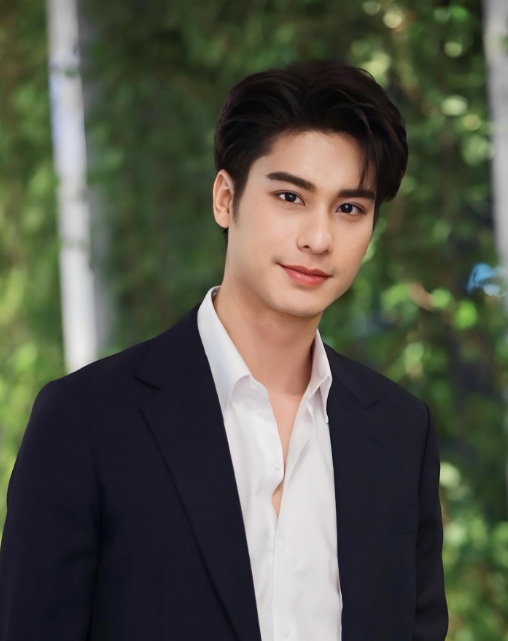 ออกัส วชิรวิชญ์ ประวัติ