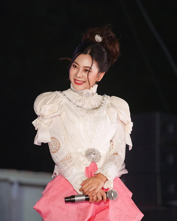 เนย ซินญอริต้า ประวัติ