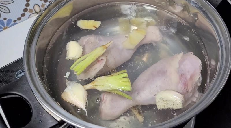 ใส่กระเทียม รากผักชี และขิงลงไปในหม้อ