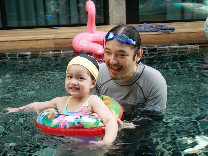 กุ้งพลอยยกมือไหว้