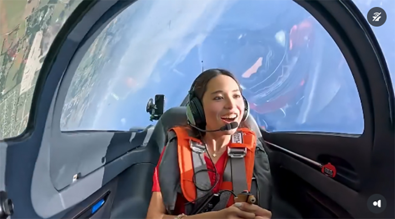  คลิปอดีตนางเอกสาวเฉี่ยว ขับเครื่องบินสุดเท่