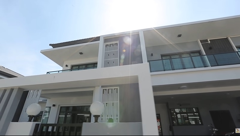 บอล เชิญยิ้ม