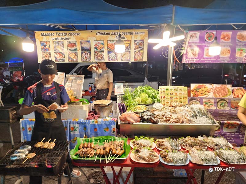 ตลาดโต้รุ่งช้างเผือก, ตลาดโต้รุ่งประตูเชียงใหม่, กาดหลวงกลางคืน
