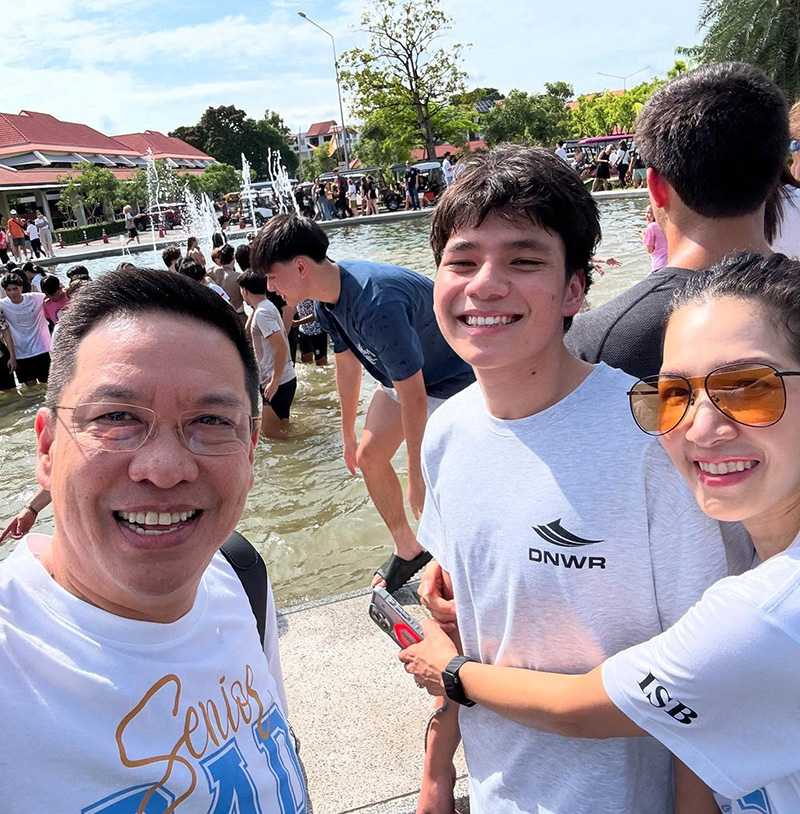 นุสบา เผยโมเมนต์ซึ้ง น้องกันต์ กราบพ่อแม่หลังเรียนจบ