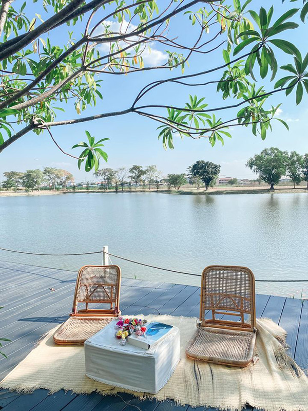 คาเฟ่ริมทะเลสาบ