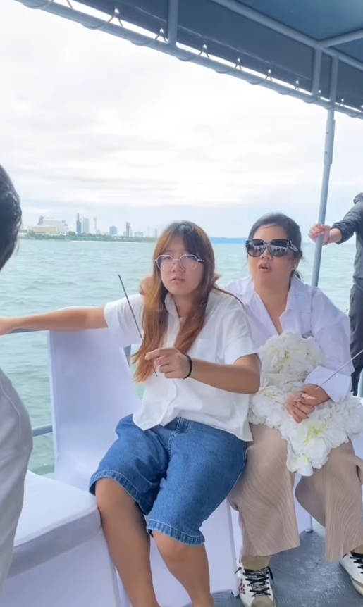 บอย - หน่อง - ภัทร์ - วันใหม่ ลอยอังคารส่ง คุณแม่งามทิพย์