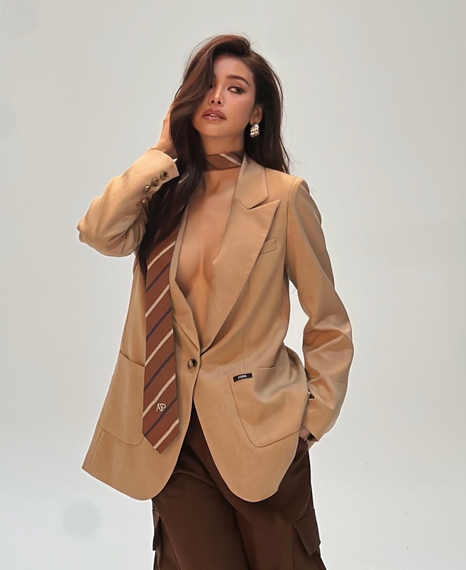 อิงฟ้า เผยลุคออฟฟิศสุดเท่ปนเซ็กซี่