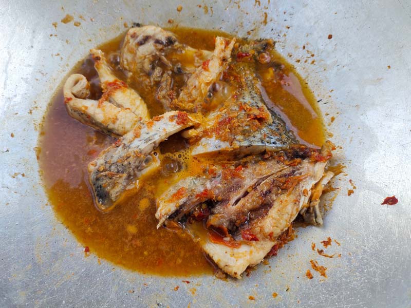 ปลาผัดพริกแกง