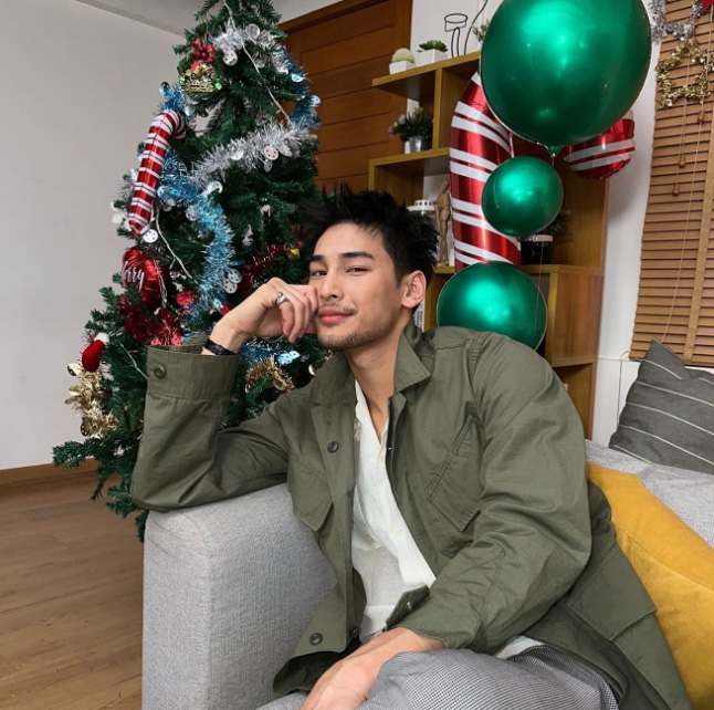 15 ไอเดียถ่ายรูปกับต้นคริสต์มาส โพสท่าเท่ ๆ ฉบับหนุ่มคนดัง