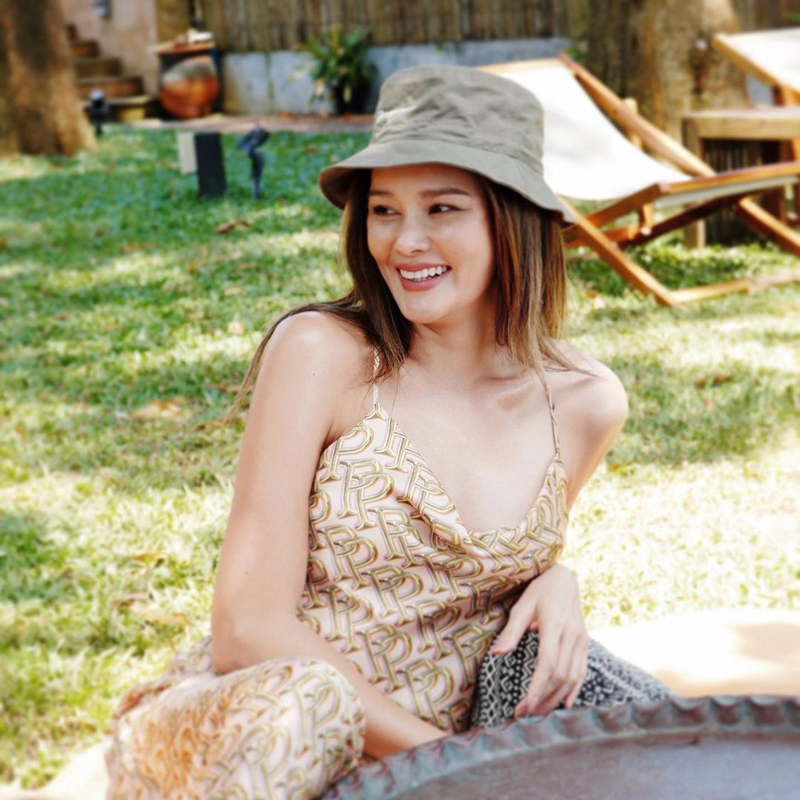 หญิง รฐา