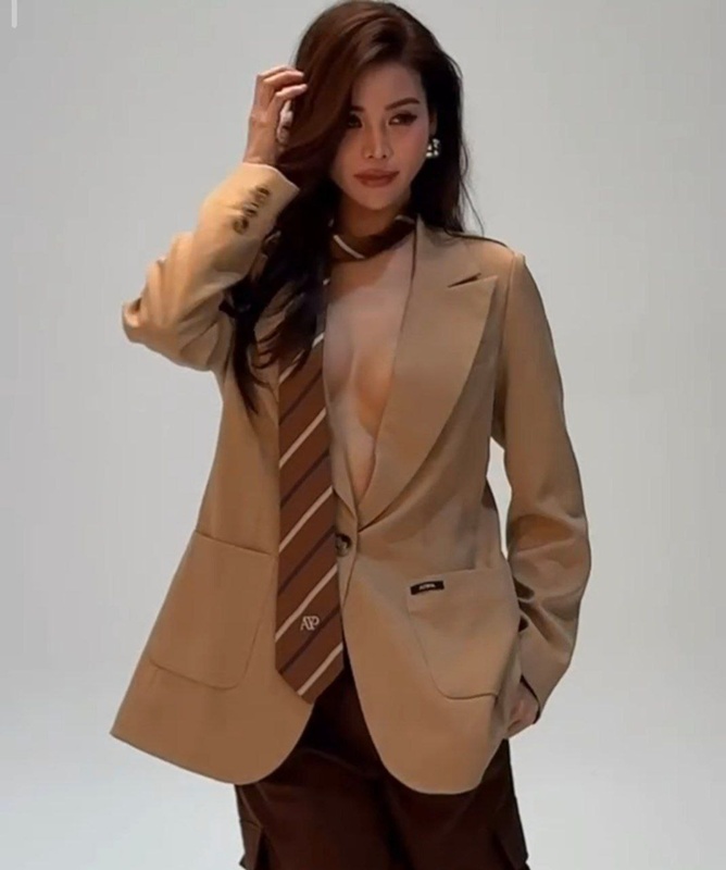 อิงฟ้า เผยลุคออฟฟิศสุดเท่ปนเซ็กซี่