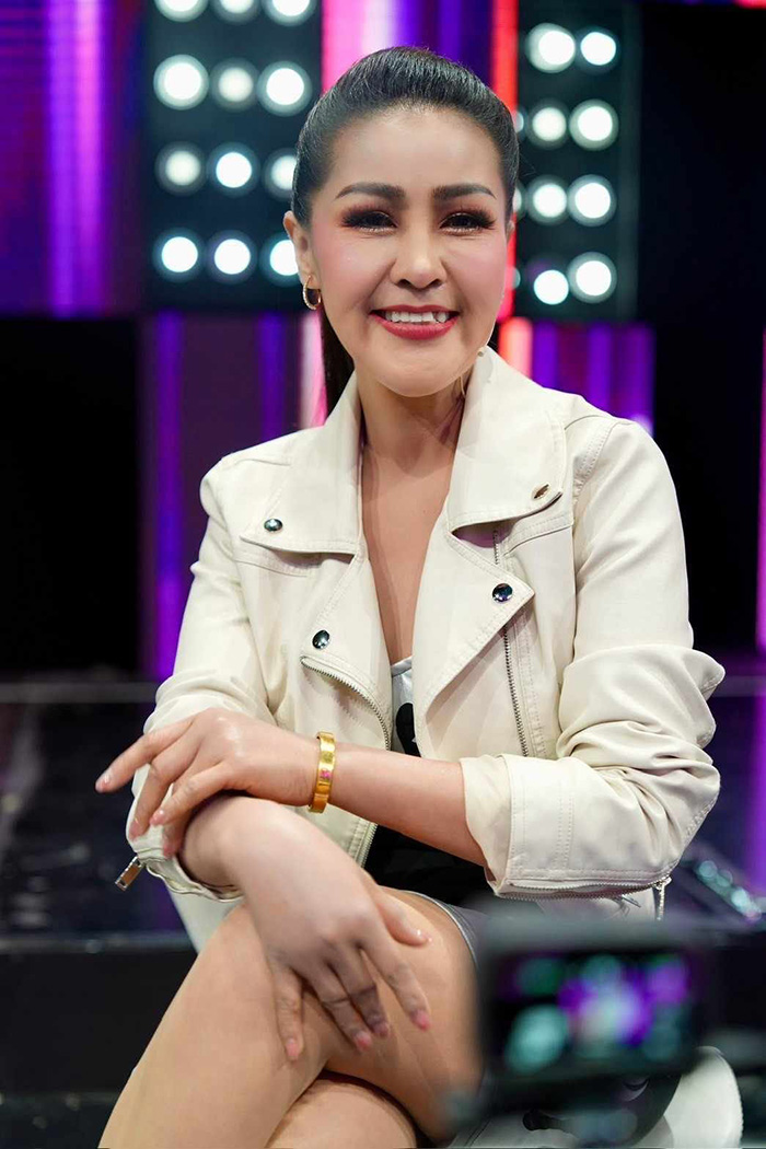 หญิงลี ศรีจุมพล