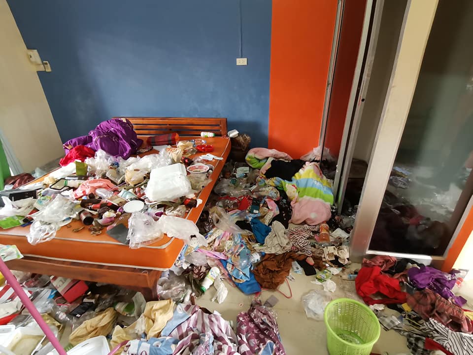 ขยะล้นห้อง