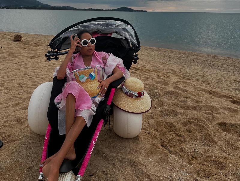 นายพลดอลล่าร์ ควงภรรยา คุณหญิงบัว พักผ่อนริมทะเล