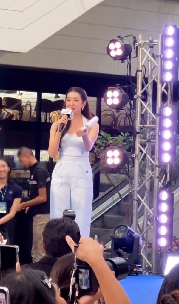 เบลล่า ทำหน้าที่พิธีกรจำเป็น