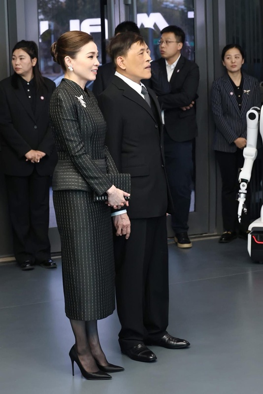 พระราชินีสุทิดา ทรงฉลองพระองค์งดงามระหว่างเสด็จเยือนจีน