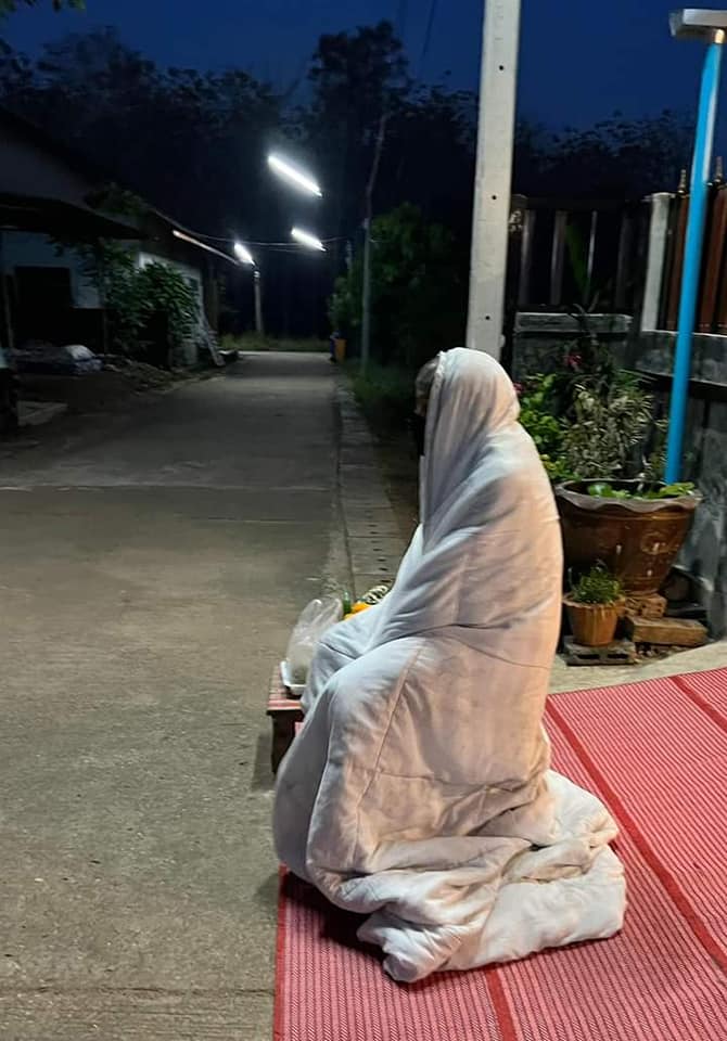 ใส่บาตร