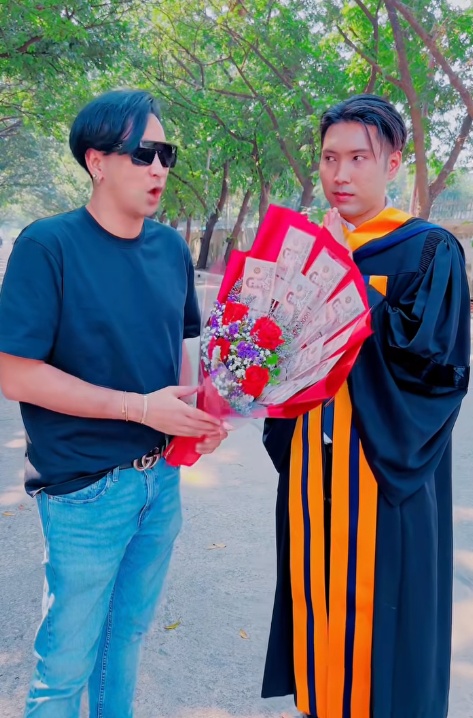 ลูกชาย บอล เชิญยิ้ม รับปริญญา