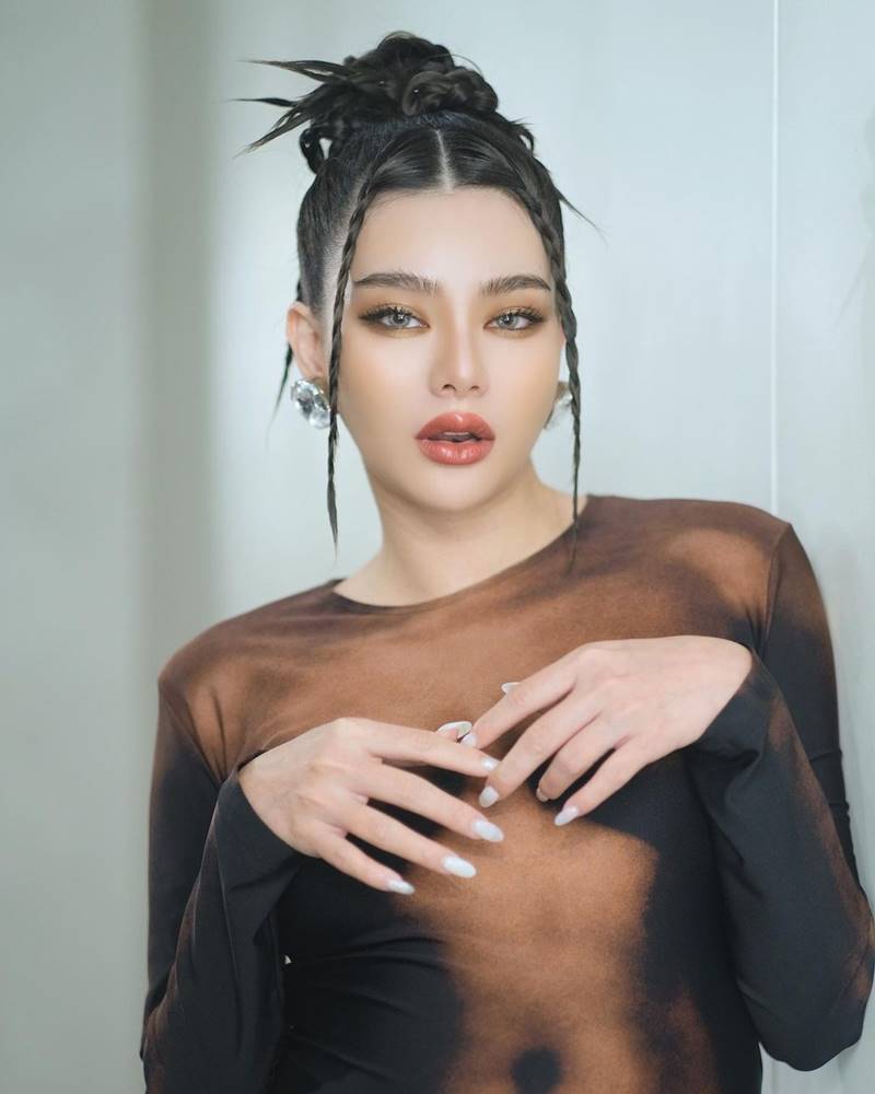 ดิว อริสรา, ชุดคลุมท้อง