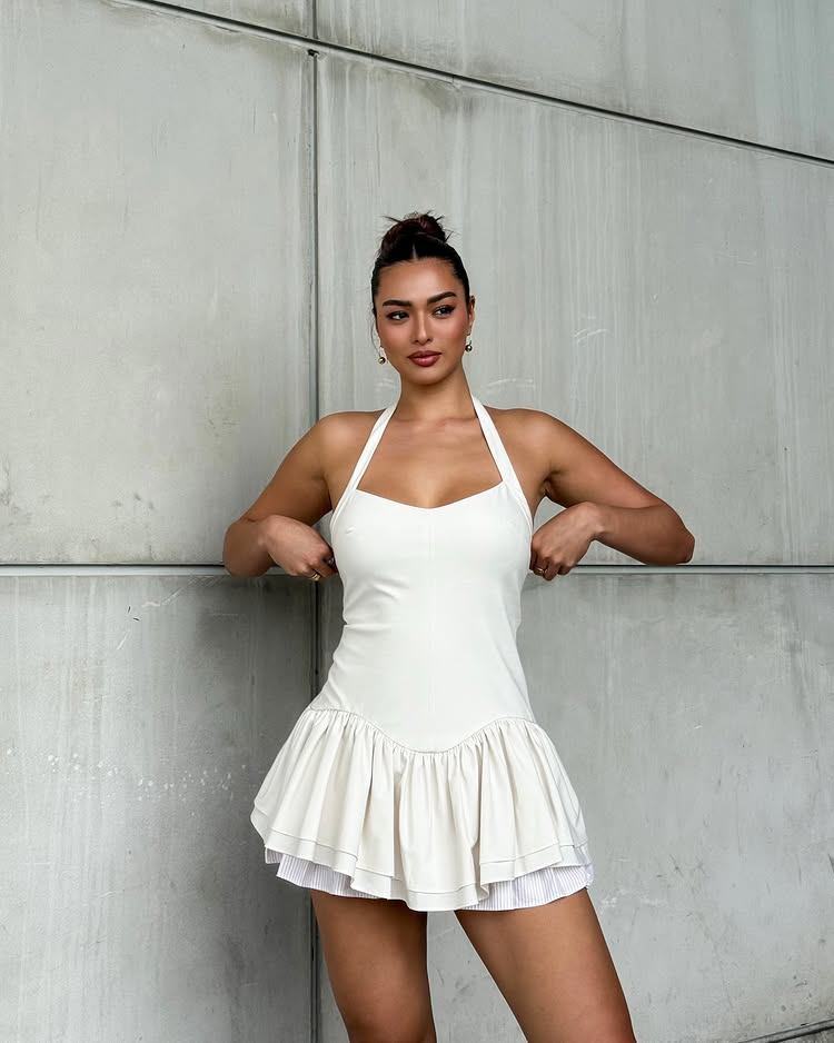 แอนชิลี สก๊อต-เคมมิส จัดหนัก โชว์อึ๋มล้นบิกินี่ริมทะเล