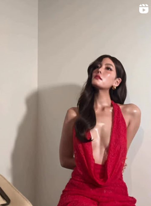 เจนี่ เทียนโพธิ์สุวรรณ ลุคใหม่ ชุดแดงแหวกอก พร้อมผมยาวสุดปัง แซ่บมากแม่ 