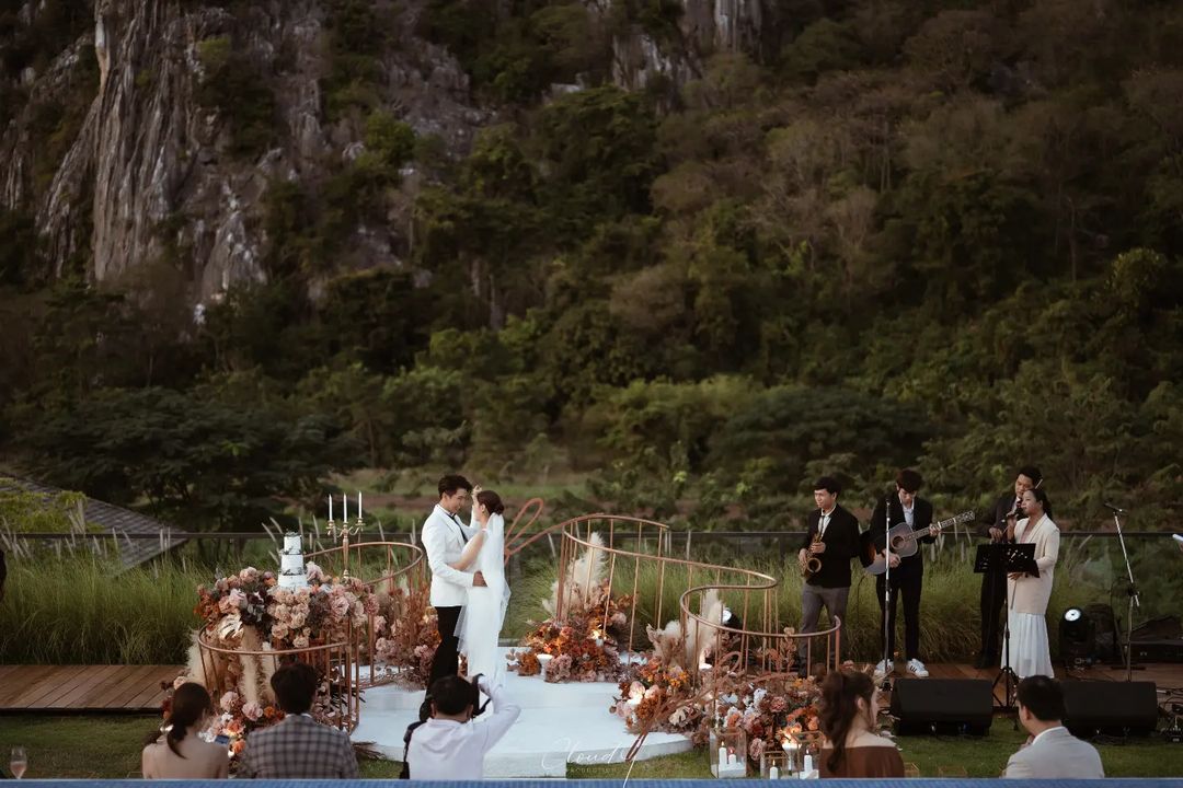 โบวี่ อัฐมา