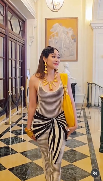 ชมพู่ อารยา เสิร์ฟลุคใหม่นำเทรนด์ เมนต์สนั่นกระเป๋าแม่โคฟเข้าพรรษา