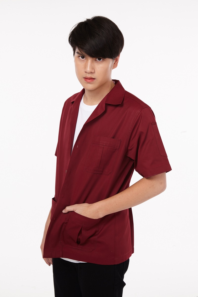 เกียร์สีขาวกับกาวน์สีฝุ่น