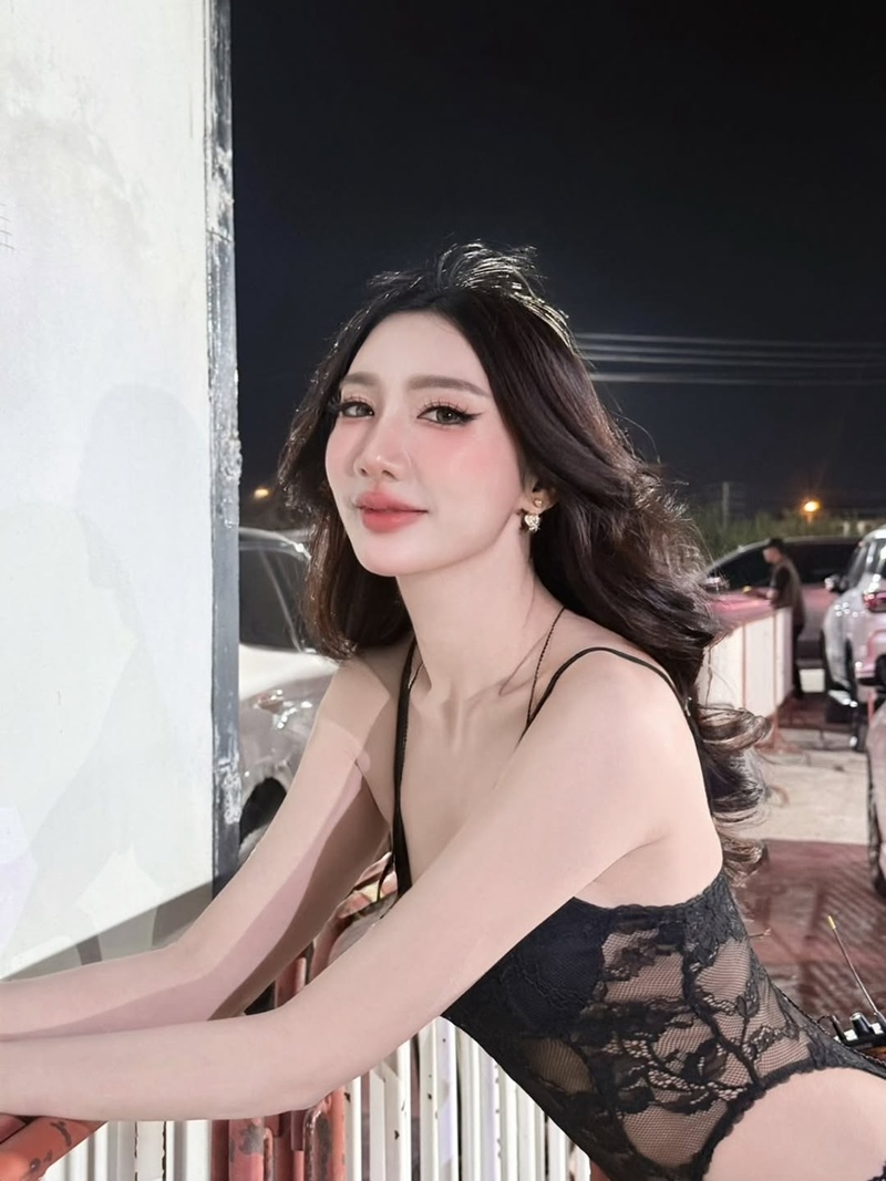 เบนซ์ พริกไทย กับชุดลูกไม้ซีทรู