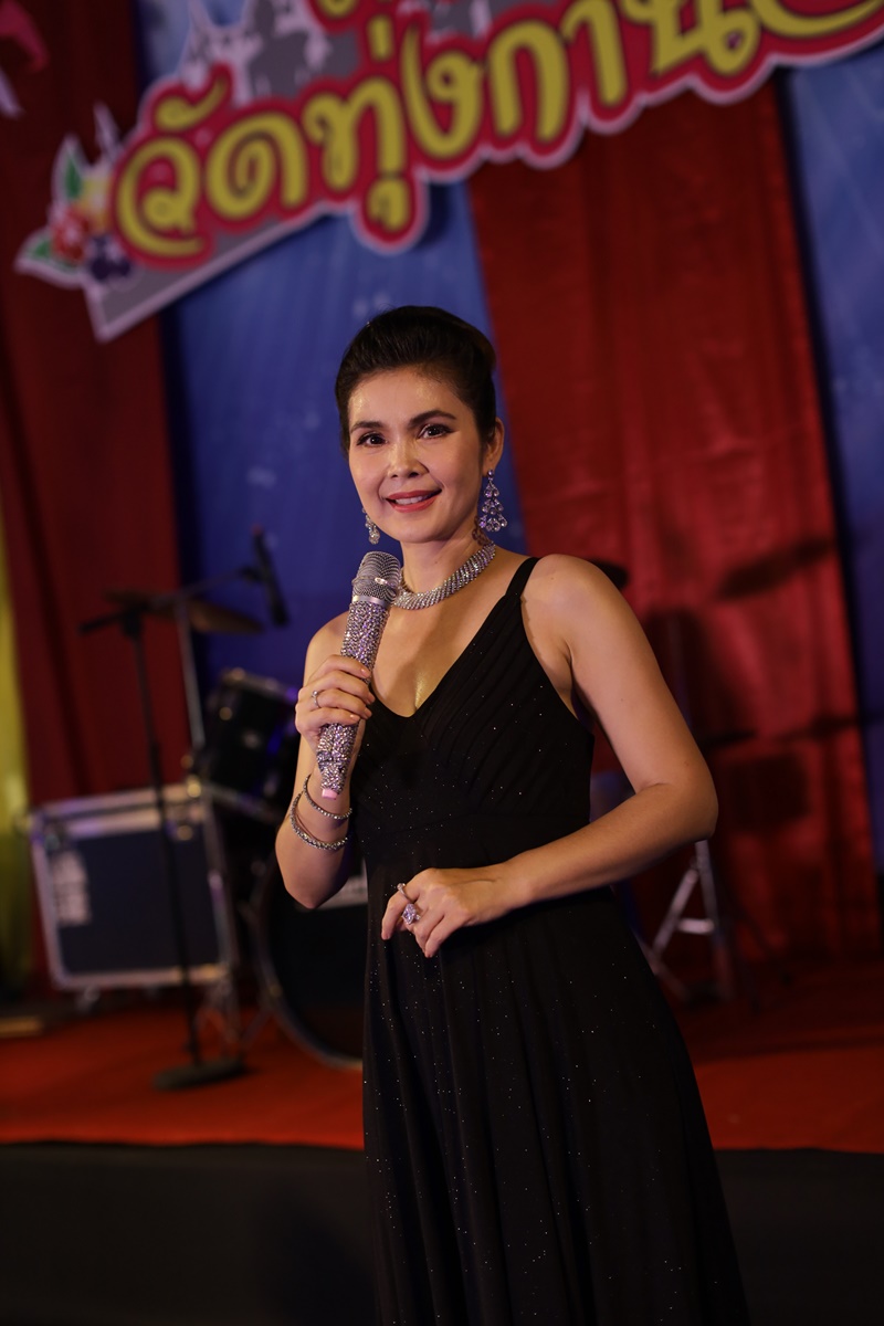 สาวน้อยร้อยไมค์