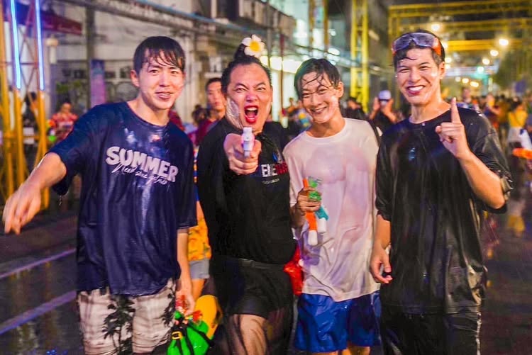 พี่จอง คัลแลน น้องแดน 3 หนุ่มเกาหลี แต่งหล่อใส่สูท ทำเอฟซี กรี๊ดสลบ