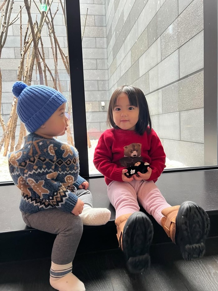 แพทริเซีย พาน้องเอลิเซีย และน้องแพทริค สัมผัสหิมะที่ญี่ปุ่น