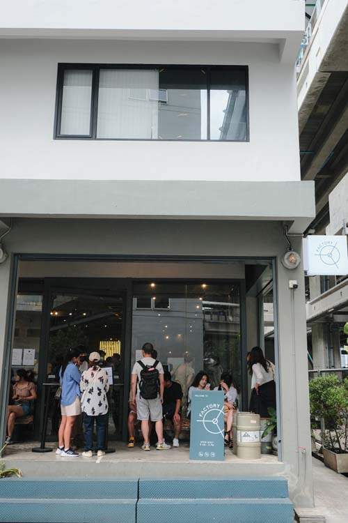 Factory Coffee Bangkok คาเฟ่ติด BTS พญาไท ขวัญใจชาวต่างชาติ