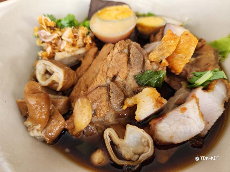 ก๋วยจั๊บโบราณ by ชาออม ภูเก็ต