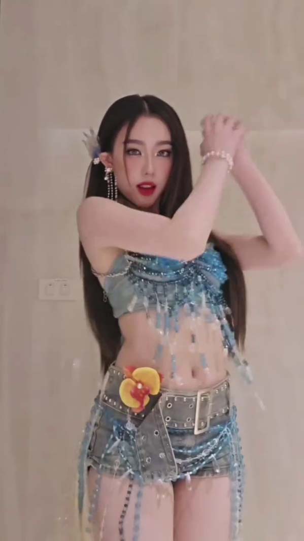 อ๊ะอาย 4EVE แปลงโฉมเป็นนางฟ้าแมงกะพรุน