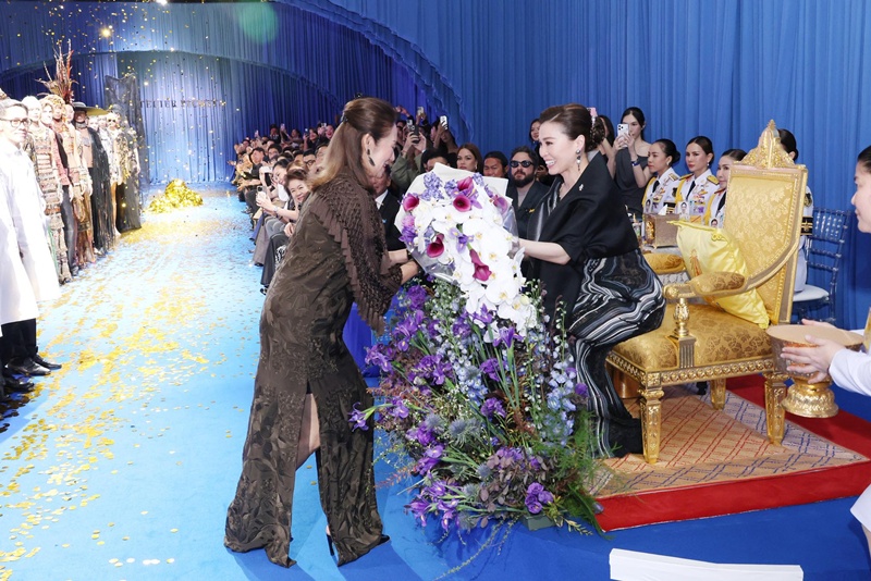 พระราชินี ทอดพระเนตรนิทรรศการ และงานแสดงแฟชั่นโชว์