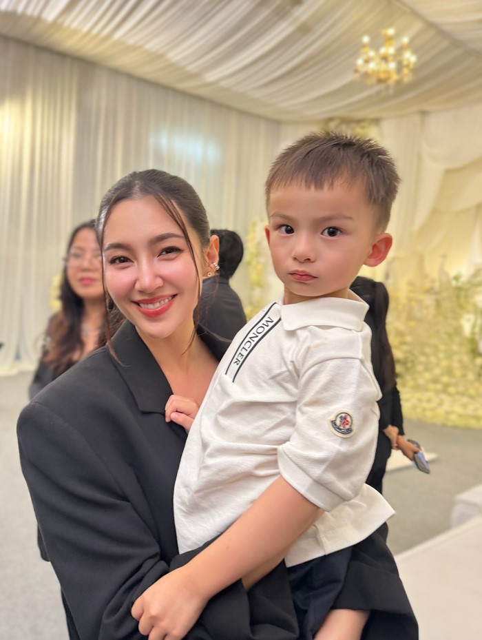 เบลล่า ราณี พร้อม พลอย ผจก. ร่วมไว้อาลัยงานศพคุณพ่อ ดิว อริสรา 