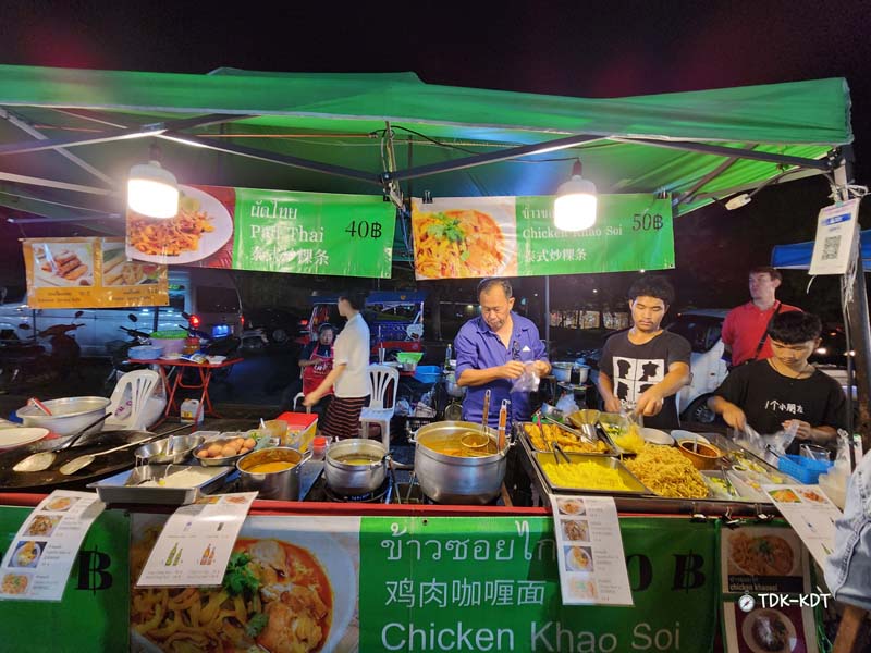 ตลาดโต้รุ่งช้างเผือก, ตลาดโต้รุ่งประตูเชียงใหม่, กาดหลวงกลางคืน