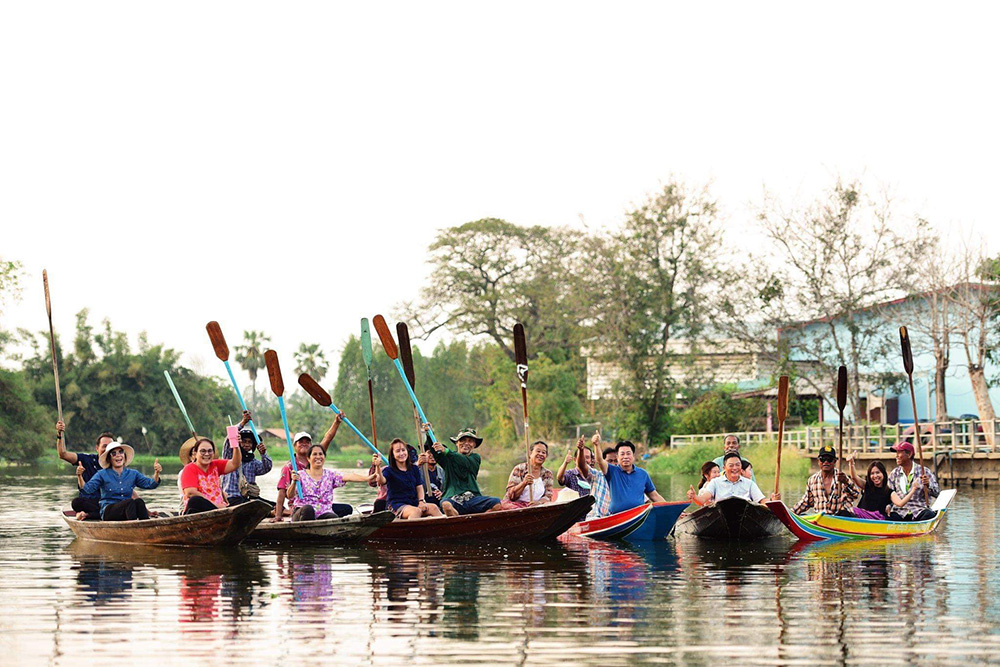 ความสนุกสนานของการล่องเรือชมหิ่งห้อย แม่น้ำท่าว้า