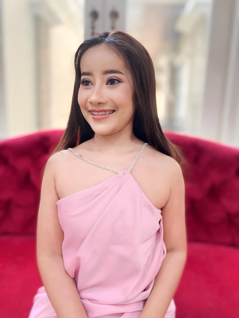 หนูรัตน์ ธิดาพร ชาวคูเวียง