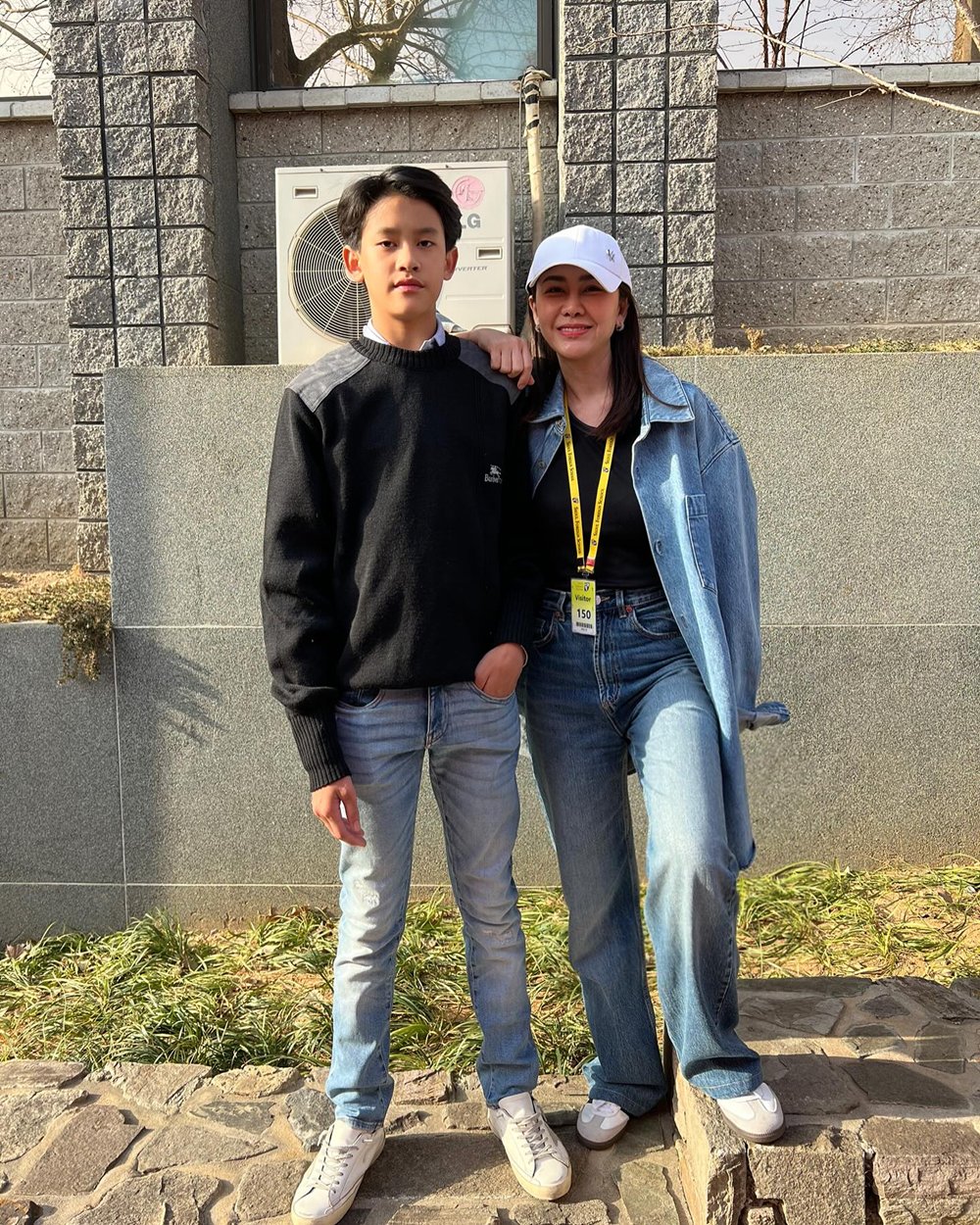 น้องนพ ลูกชาย นาเดีย โสณกุล บินเรียนต่อ Harrow อังกฤษ ลองยูนิฟอร์มหล่อเท่สมฐานะ 