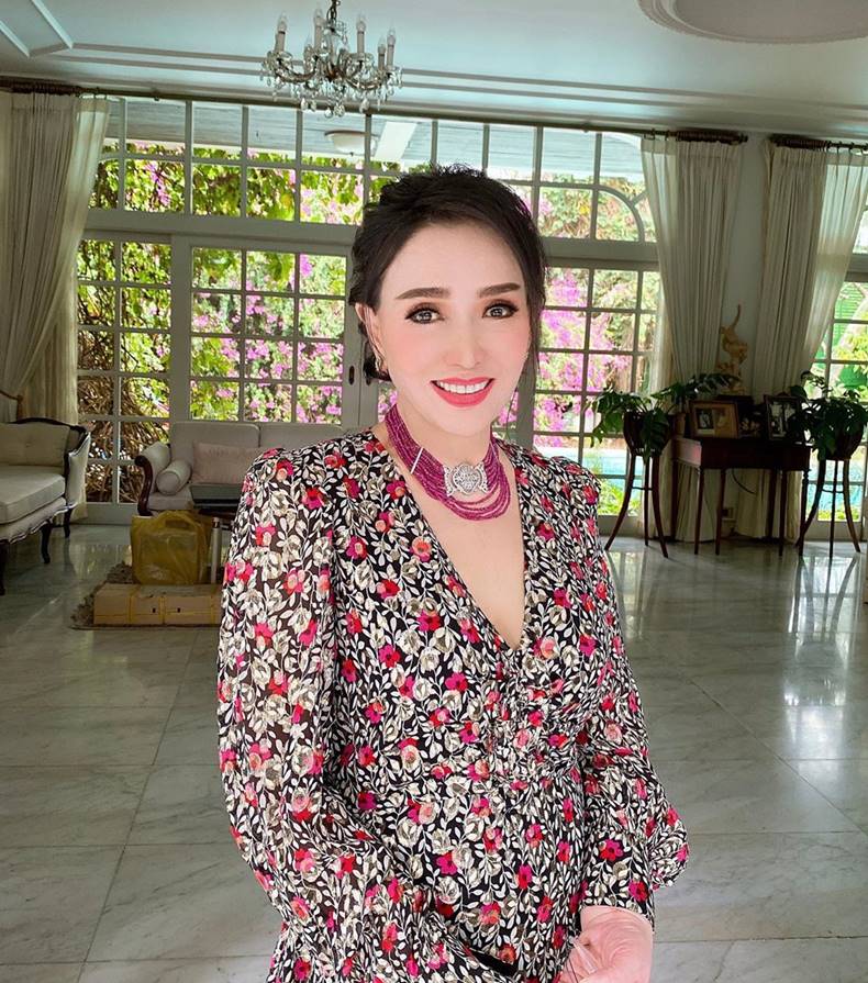 อาภัสรา หงสกุล