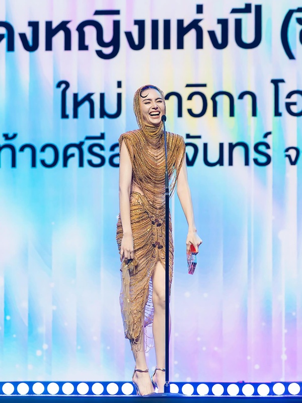 ใหม่ ดาวิกา ชุดสีทองสวยจึ้งดุจนางพญา
