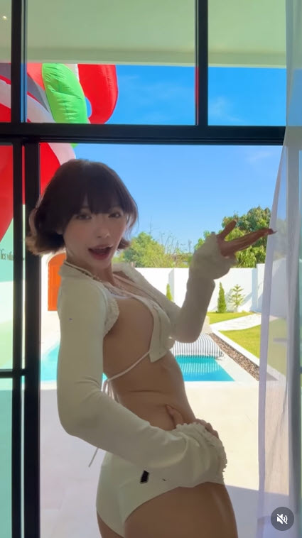 พลอยชมพู ทรงผมสั้นลุคใหม่