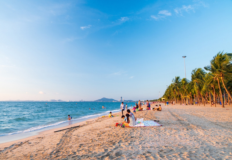 บางแสน ทะเลใส หาดทรายขาว อาหารทะเลสด ๆ ใกล้กรุงเทพฯ