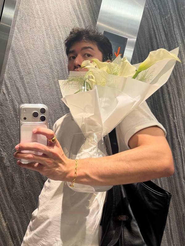 นาย ณภัทร ถือช่อดอกไม้ช่อโต 
