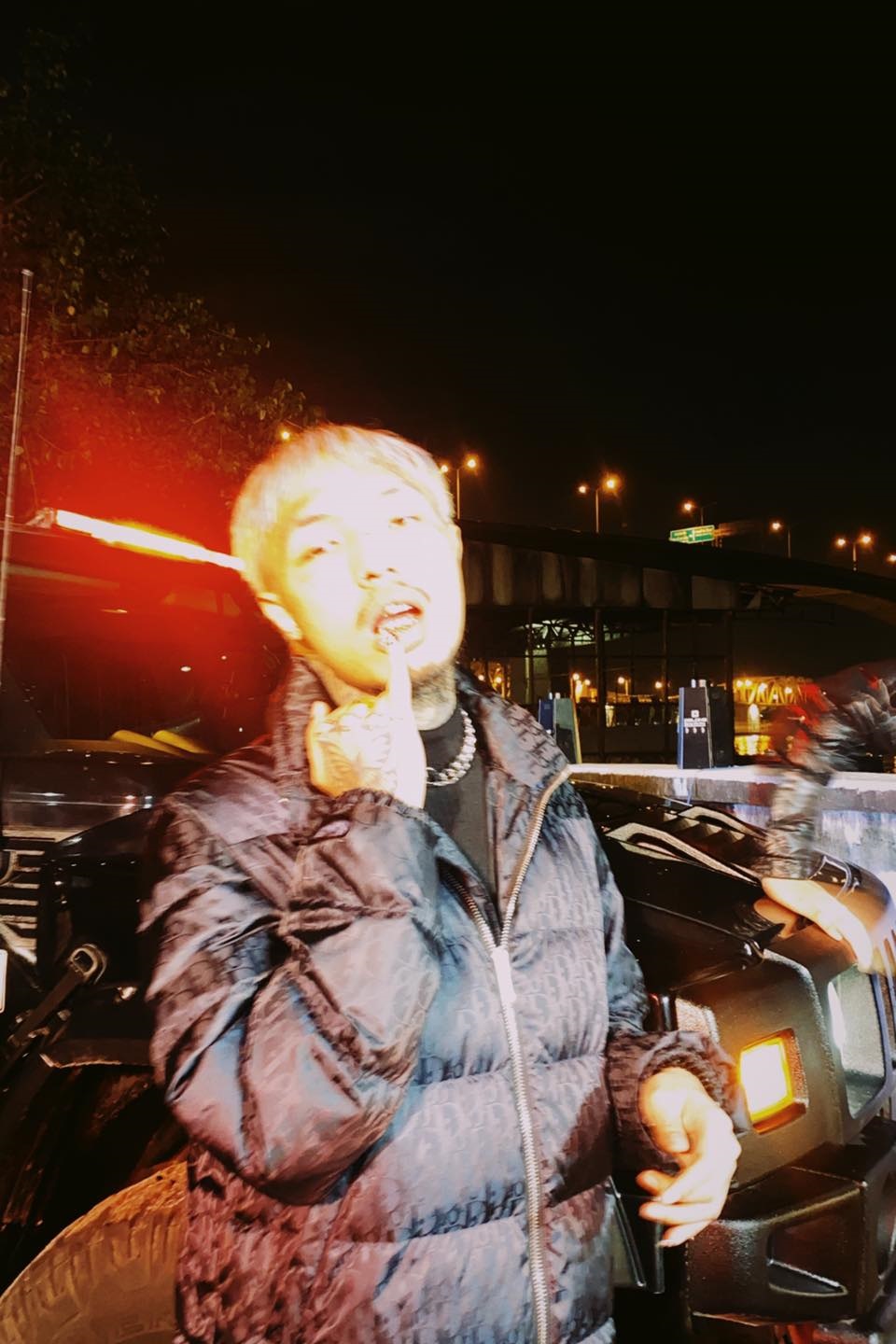 ยังโอม เซ็นหน้าอกเด็ก