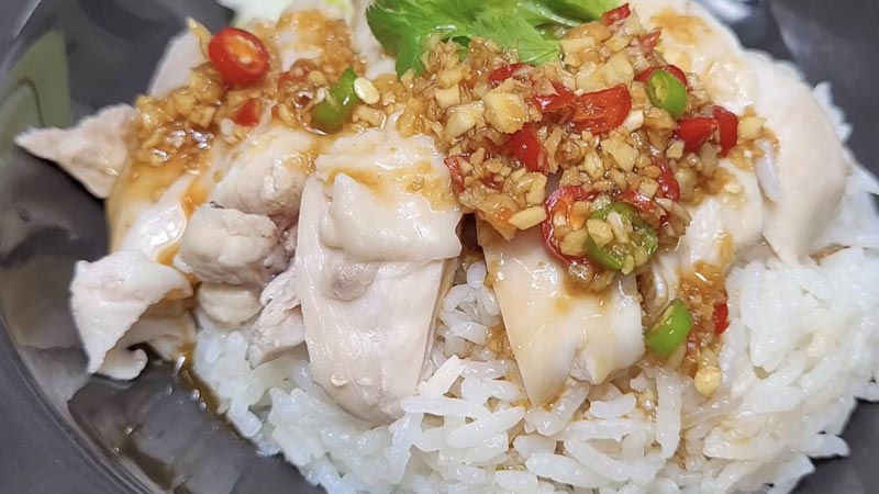 ข้าวมันไก่ ราดน้ำจิ้มแบบโบราณรสเด็ด