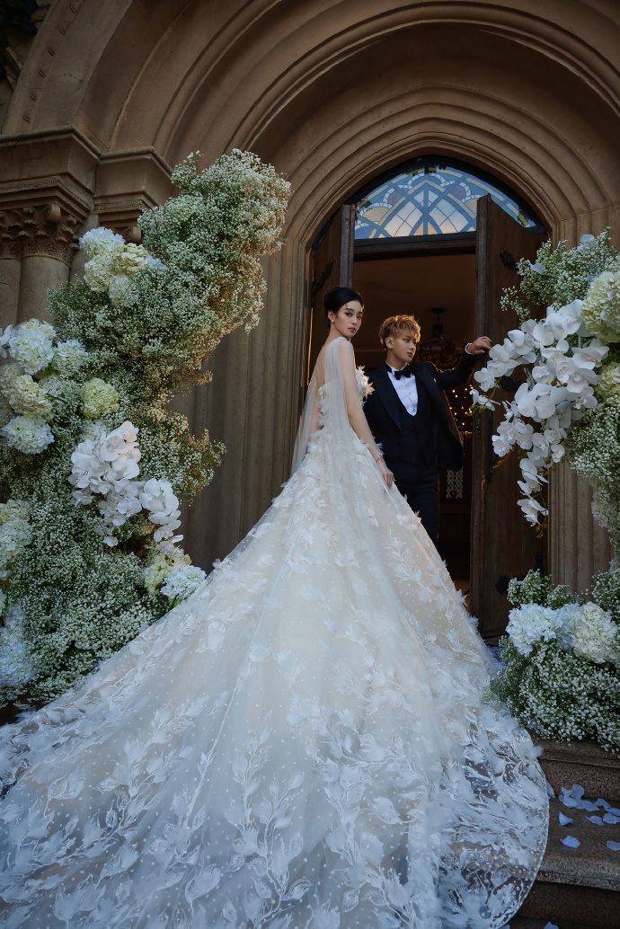 หวงจื่อเทา เปิดภาพพรีเวดดิ้ง สวีอี้หยาง สวยหรูอลังการ