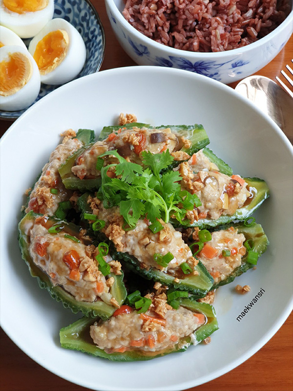 มะระขี้นกใส่ไส้หมูสับราดน้ำมันหอย